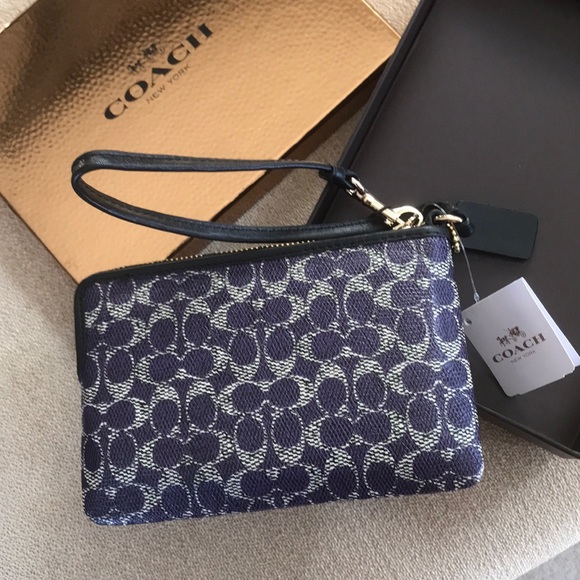 Coach ✨NWT ✨Boxed Signature Corner Zip wristlet. - Picture 3 of 5